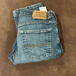 Signature Levi’s Athletic Fit.